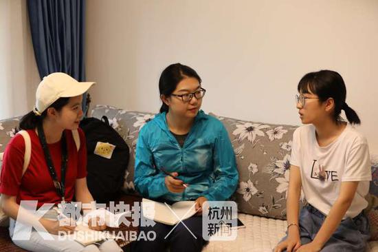 记者采访余洁 摄影 丨 徐美儿
