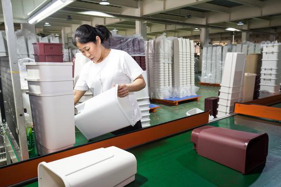 图为:台州黄岩塑料制品企业加班加点赶制分类垃圾桶 王敏智摄