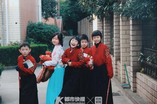 青蓝小学穿着汉服的孩子们 受访者提供