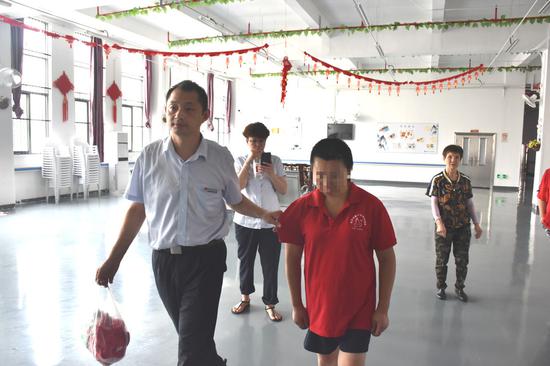 救助管理站工作人员将班大姐从福利院接回