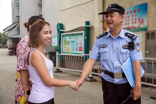 (老姚出警过程中,为群众提供帮助)
