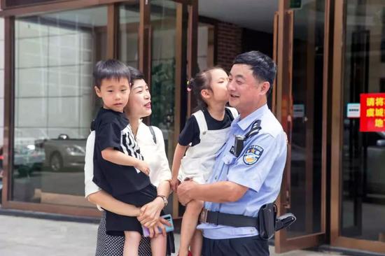 (孩子们很喜欢这个笑眯眯的警察蜀黍)