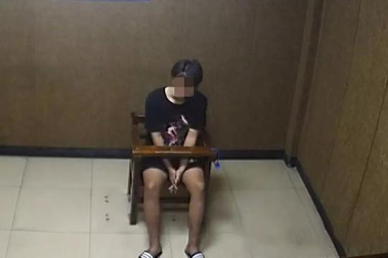 虞某因实施诈骗被拘捕。海宁公安供图