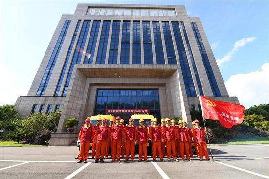 宁波余姚供电红船党员应急抢修队驰援临海 孙玉晶 摄
