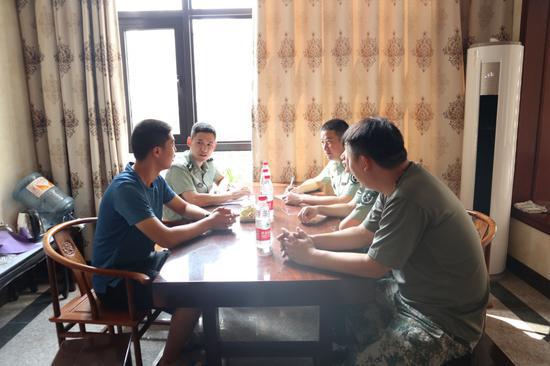 陈镇涛接受政审 陈镇涛提供