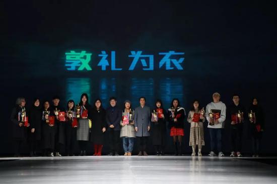 为铜奖得主颁奖