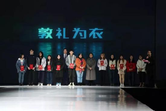 为优秀奖得主颁奖