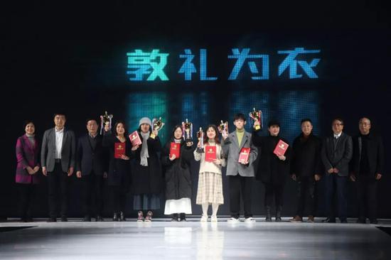 为金奖得主颁奖