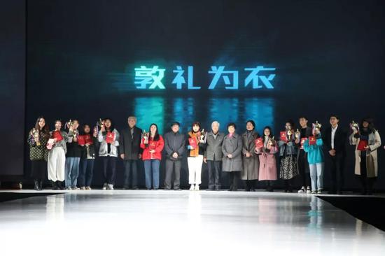 为银奖得主颁奖