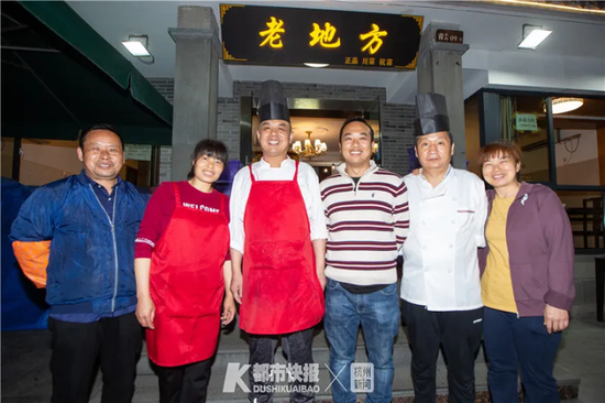 昨晚8点多,给最后一桌顾客上完菜,老板张志光(左四)和店员们合影