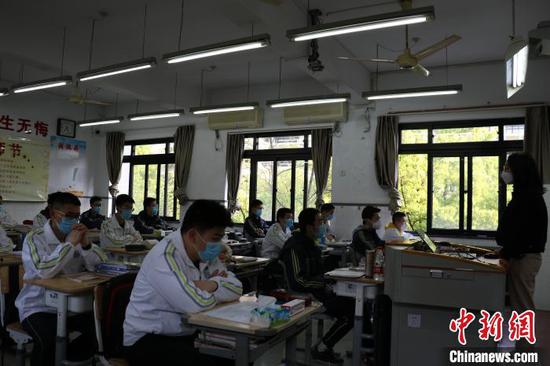 4月13日起，杭州市中小学错峰、错时分批开学复课。　童笑雨　摄