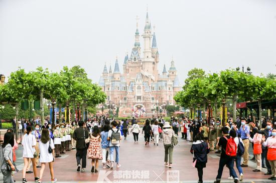 上海迪士尼乐园重启首日 快报资料图