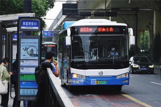 杭州部分公交车新增一个暖心功能 公交车上可以充电