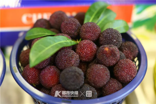 一家水果店售卖的仙居杨梅。首席记者 陈中秋 摄
