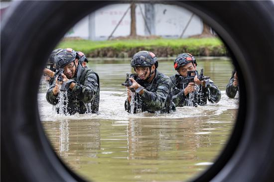 官兵在进行水上搜索射击训练。 武警宁波支队提供