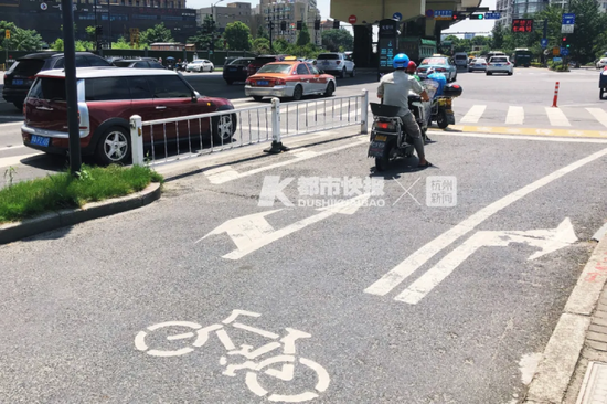 上塘路大关路口的非机动车道