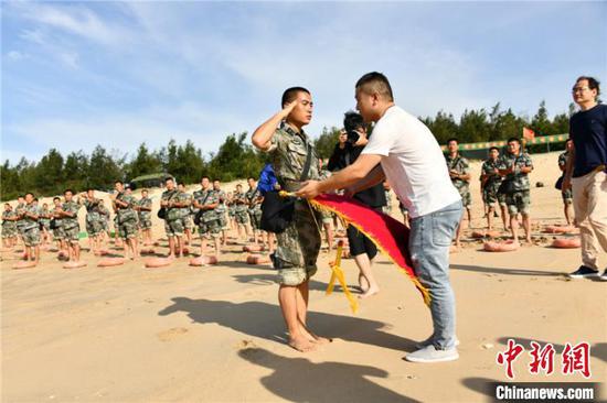 获救家属赶到训练场送来锦旗 史亚翔 摄