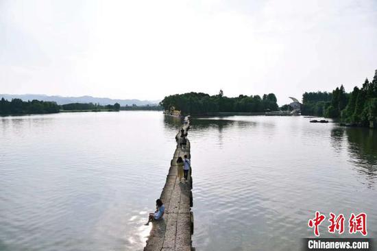 浙江绍兴，悠悠鉴湖水 范宇斌 摄