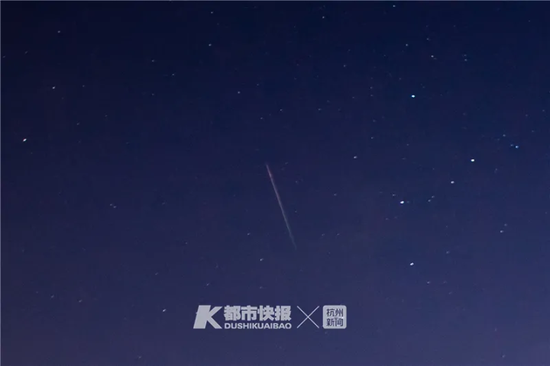 昨晚23:31，西湖杨公堤附近拍摄到的英仙座流星雨，一颗流星划过夜空。首席记者 陈中秋 摄