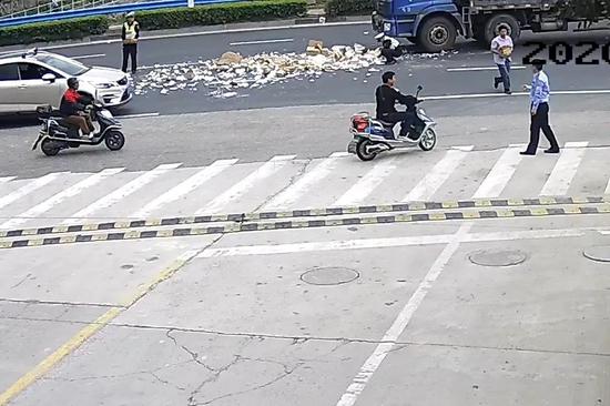 现场实施警戒,摆放锥形桶