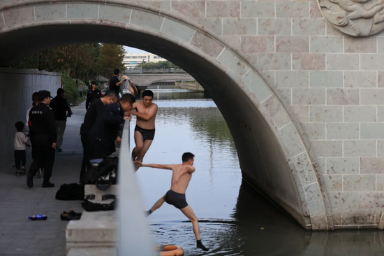 队员们立即跳入河中救援