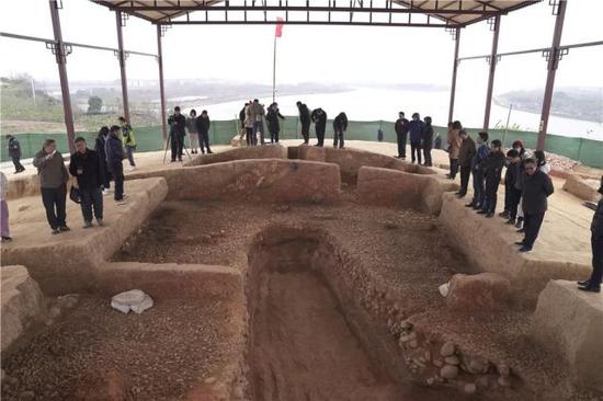 考古專家和學者在孟姜村墓葬考察