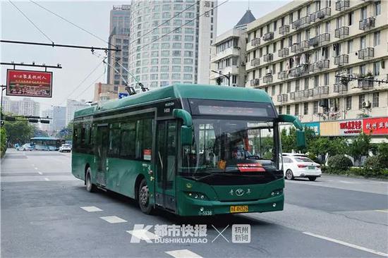 杭州街头的电车 摄影 黄煜轩