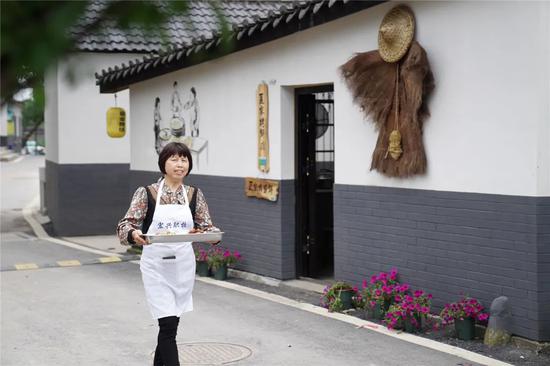 附近农户将菜品送到餐厅
