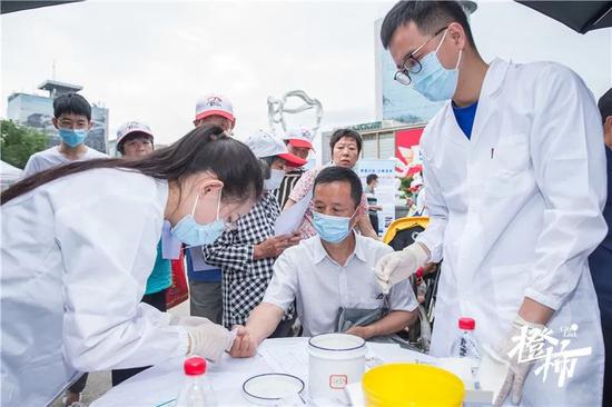 大批寻亲者在现场