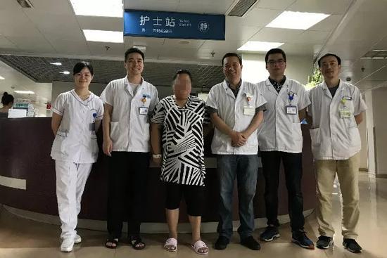 刘女士术后与医护人员合影