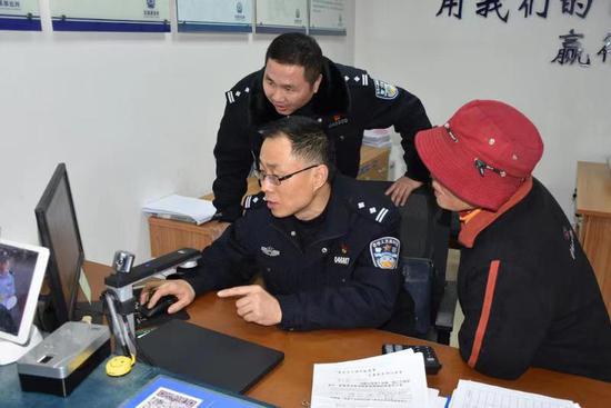 杨通美在辨认亲人信息。海盐警方供图