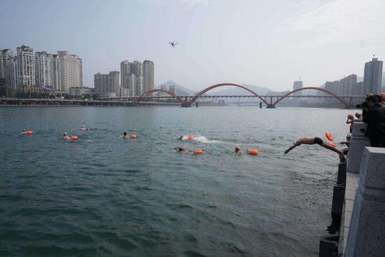 图为:浙江瓯江冬泳 周峰 摄