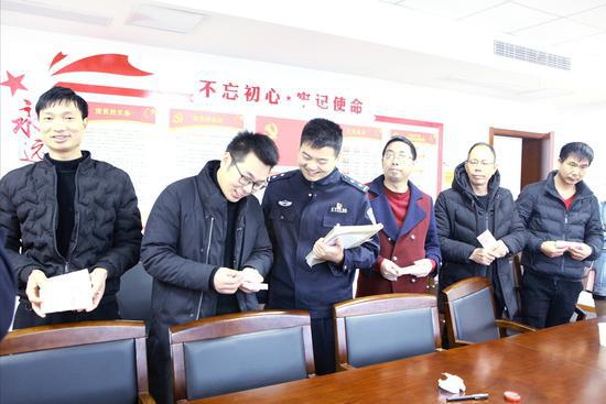 图为:7名员工领会了被拖欠4年之久的工资 喻跃翔 摄