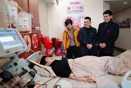 ?#22025;?#27491;在捐献造血干细胞的陈淋洁。南湖区红十字会供图