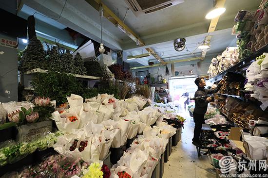 花店忙于备货迎接妇女节。
