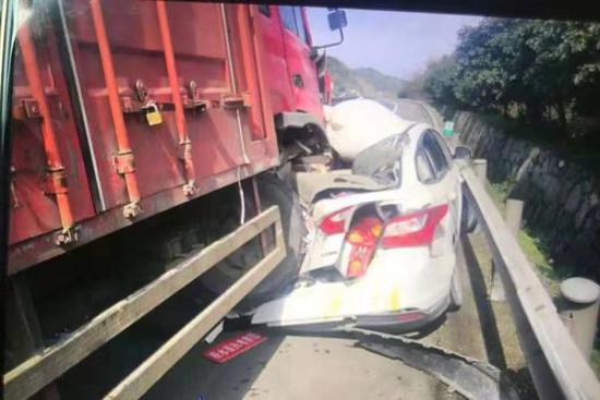 货车撞到了停在硬路肩的小轿车。警方供图