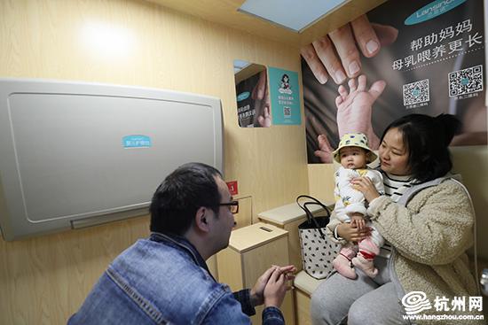 一家三口正在移动母婴室里休息。