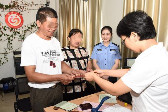宋世萍拿到了新身份证及结婚证。平湖公安提供