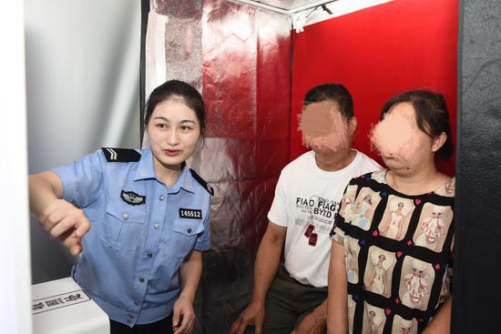 办证民警协助宋世萍夫妇拍摄结婚证照片。平湖公安提供