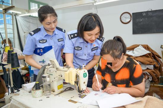办证民警指导宋世萍填写资料。平湖公安提供