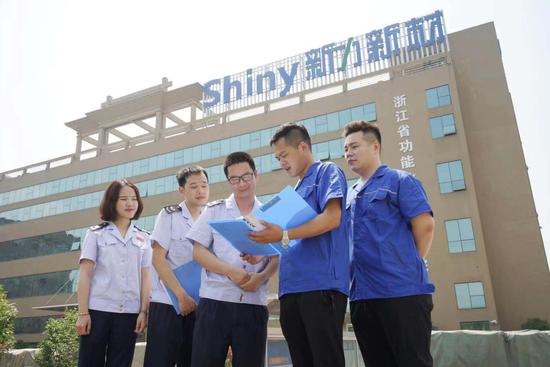 税务人员进企业。 浙江省税务局供图