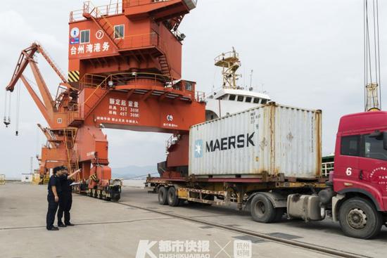 海关关员监管载有固体废物的集装箱退运