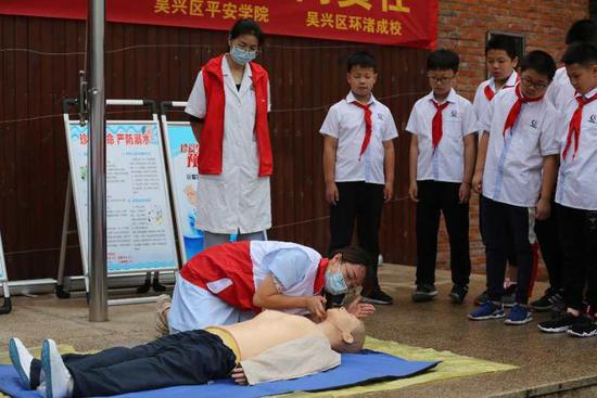 小学生实地体验救人办法 环渚供图