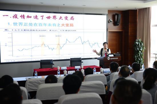 送教入企志愿者在万华宁波开设宁心课堂 大榭开发区供图