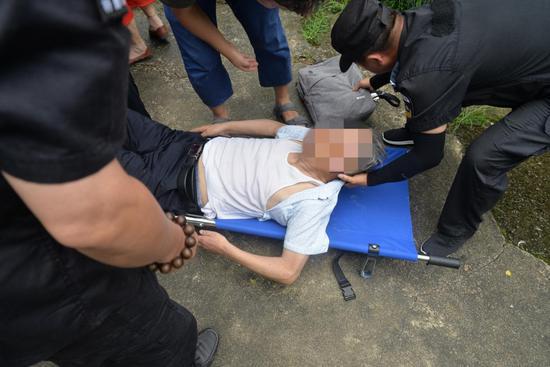 眾人將老人抬上擔架 林聰供圖