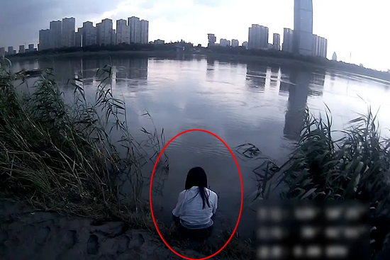 危险!女子一半身体已浸没在水中