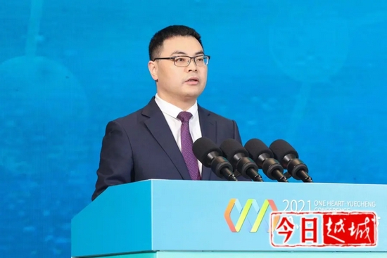 越城区委副书记、区长袁建主持