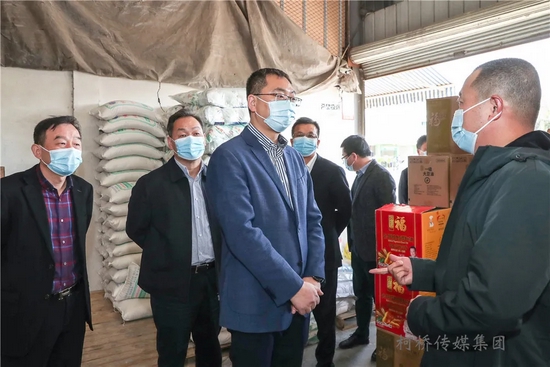 陈豪在亚太粮食副食品批发市场调研。全媒体记者 赵炜 摄