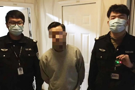 ▍发型有点酷的高某