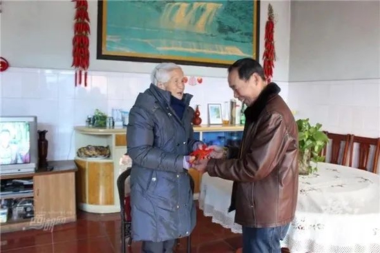 杭州一村民连续9年 用省出来的钱给村里老人发红包